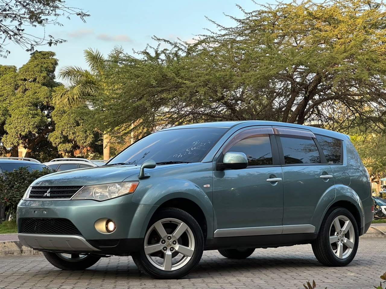 MITSUBISHI OUTLANDER thumbnail 2